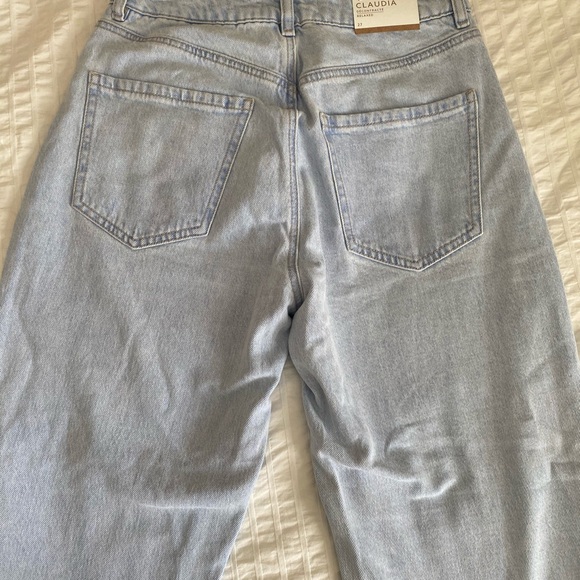 *SOLD* Ultra Highwasted Lightwash Jeans - Picture 5 of 5